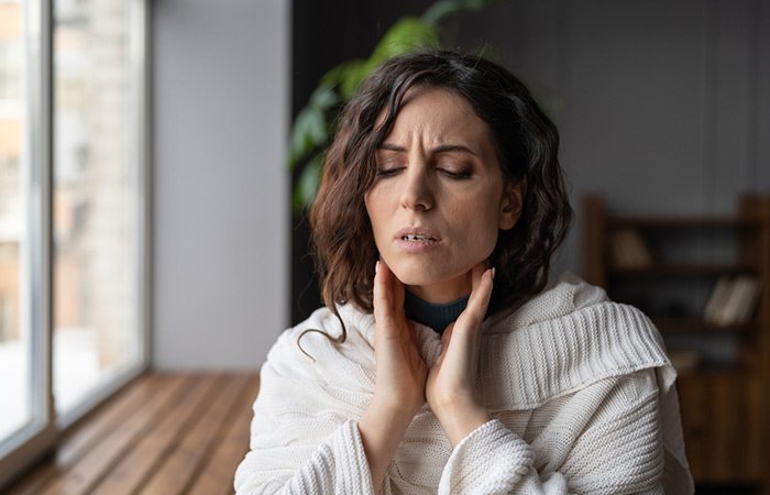 Femme avec une gorge irritée en raison d'une allergie à la mousse de mer