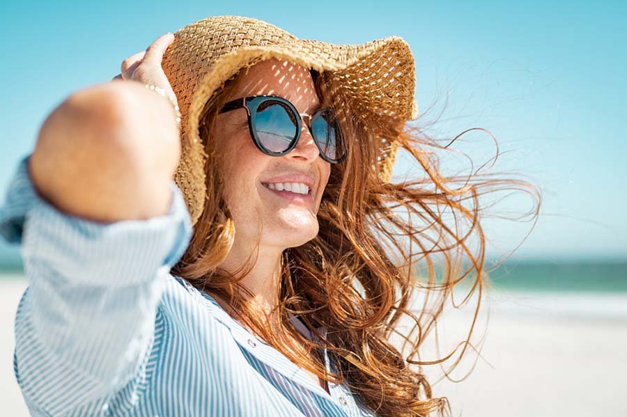 vue de côté femme portant un chapeau de soleil