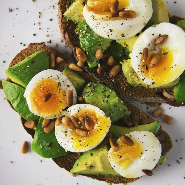 Toasts à l'avocat et aux œufs