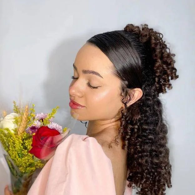 Semi-chignon pour cheveux bouclés avec frange latérale polie