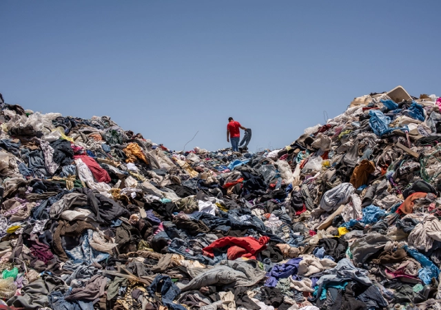 Des montagnes de déchets textiles, à Atacama, conséquence de la fast fashion