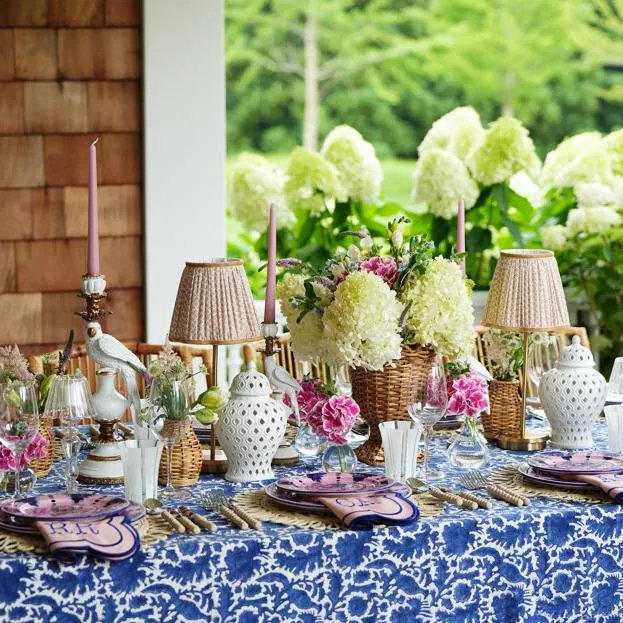 C'est ainsi que Marie-Chantal Miller dresse les plus belles tables de l'été avec la nouvelle vaisselle qu'elle a imaginée pour Madame Alice.