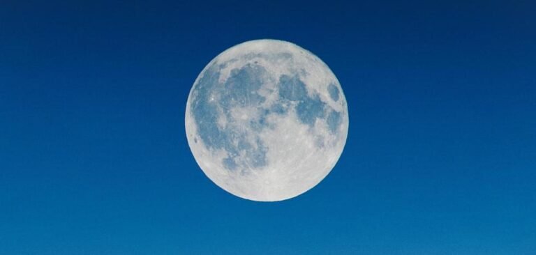 Les influences de la Super Pleine Lune d’Esturgeon Bleu en août