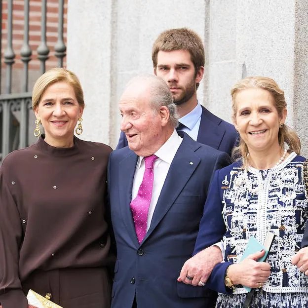 Les Infantes Elena et Cristina avec le roi Juan Carlos et Juan Urdangarin, lors de la dernière grande rencontre des Bourbons, à l'occasion du mariage de Teresa Urquijo et du maire de Madrid. 