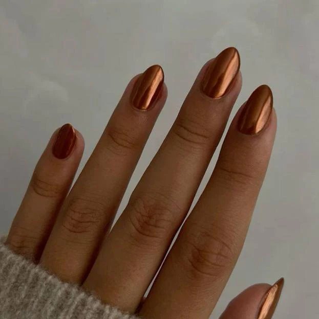 Ongles métalliques tendance couleur cuivre pour l'automne