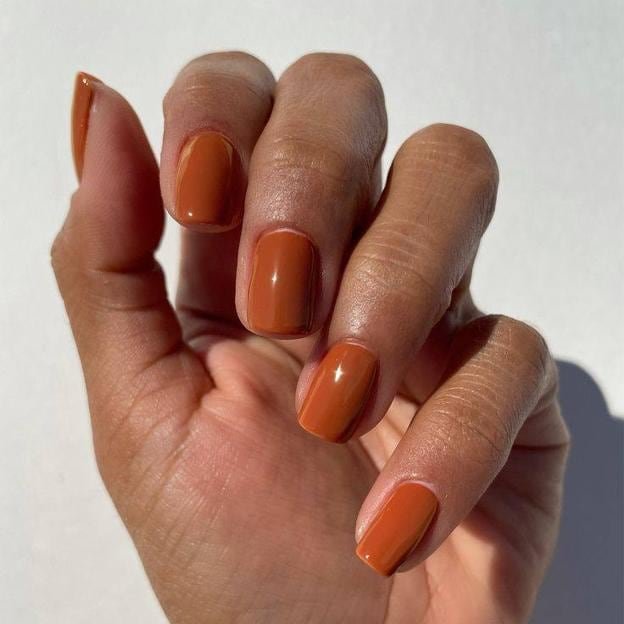 Couleur d'ongle tendance pour l'automne 2024 orange brûlé ou citrouille