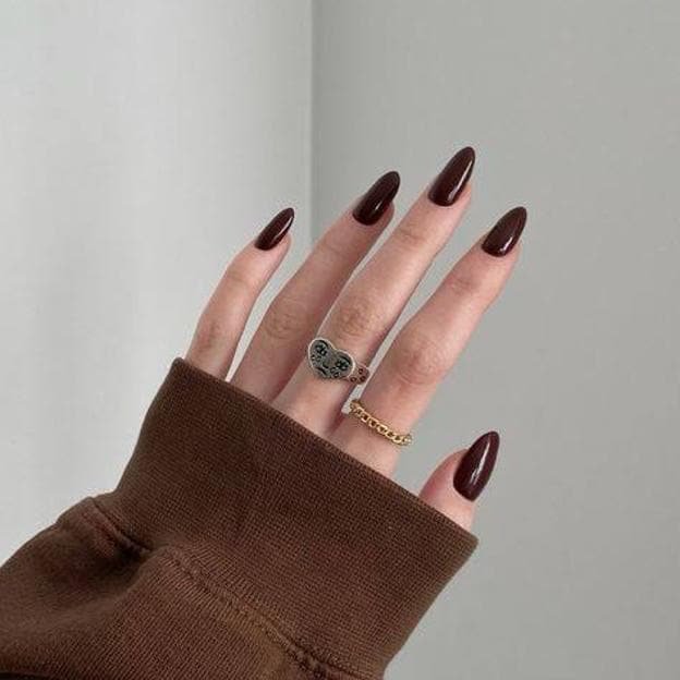 Tendance des ongles marron chocolat à l'automne 2024