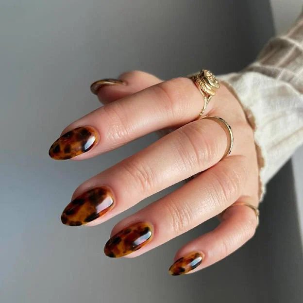 Ongles avec dessin imprimé animalier dans les tons marron