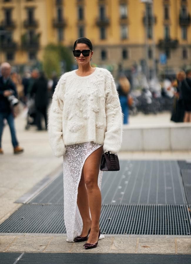 Look de soirée avec une jupe longue et un pull.