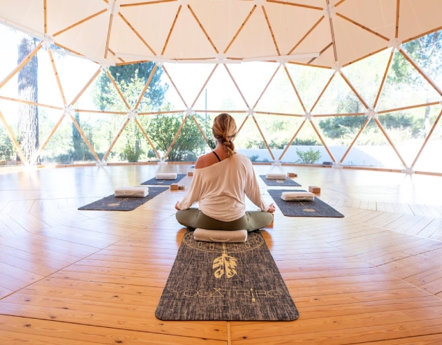 Sonia pratique le yoga dans le dôme, élément fondamental du MasQi.