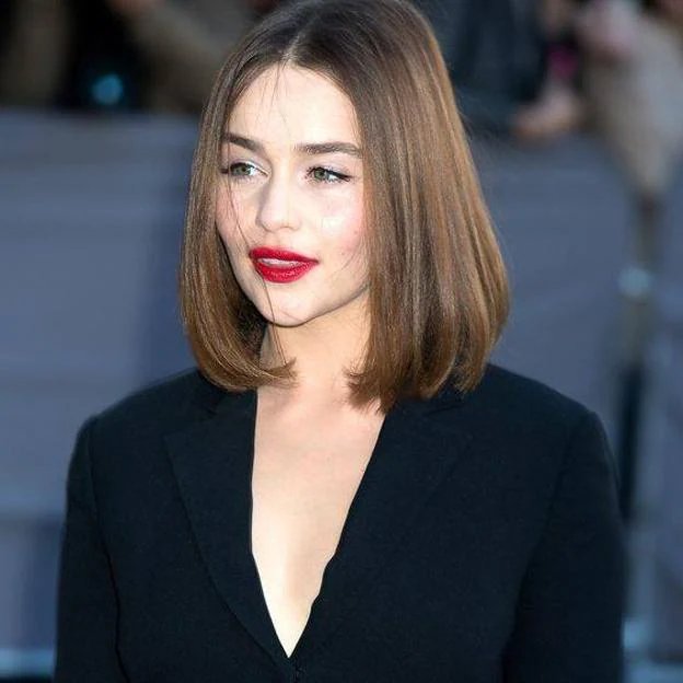 Emilia Clarke avec une coupe bob classique