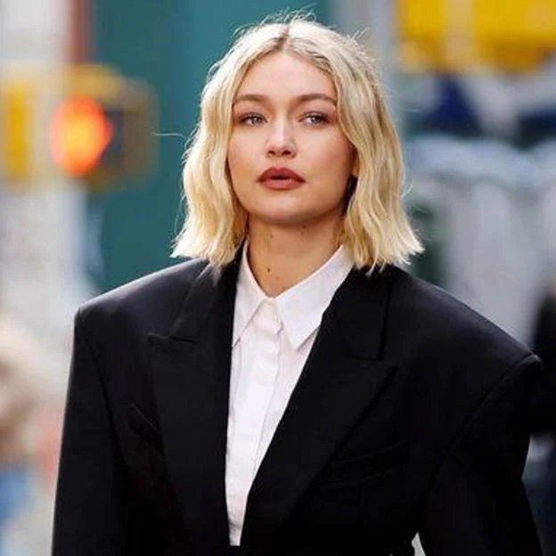 Gigi Hadid avec une coupe de cheveux au carré ondulé