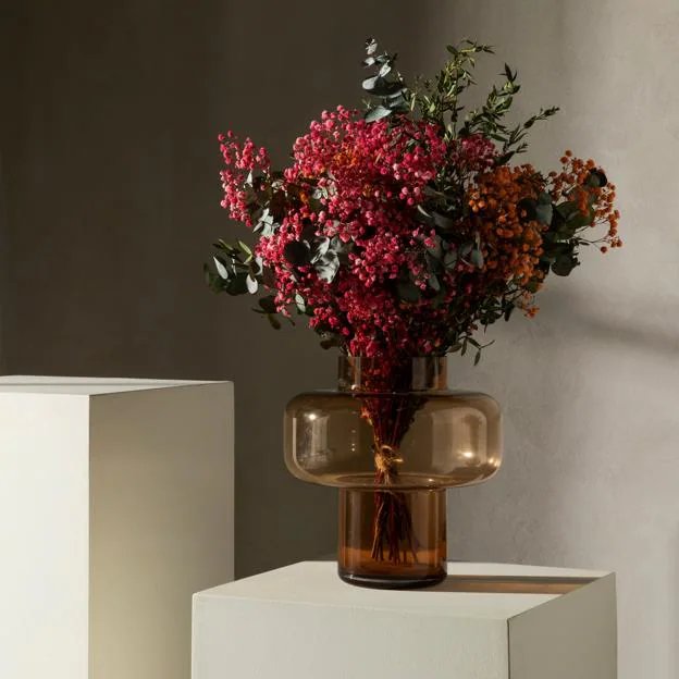 Utiliser des fleurs est une ressource simple et peu coûteuse pour ajouter des tendances sans dépenser presque d’argent. Ce bouquet conservé coûte 39,99 euros à Kenay.