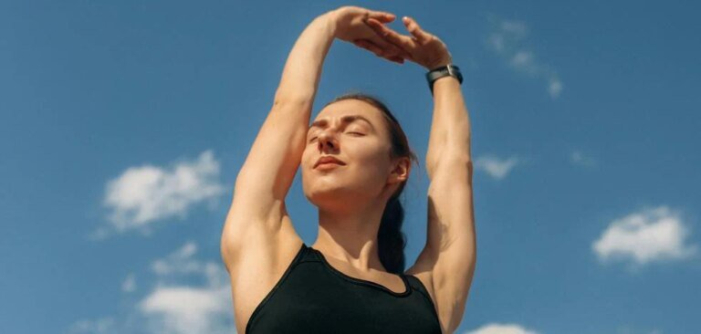 La pose de l’arbre, les asanas du yoga pour améliorer l’équilibre à 50 ans