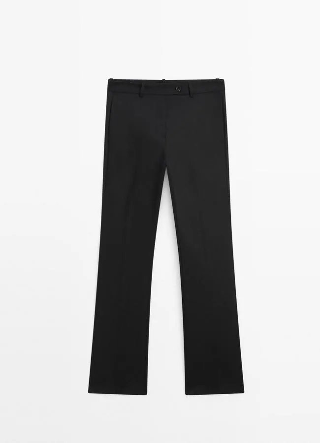 Pantalon noir avec ligne, 79,95 euros.