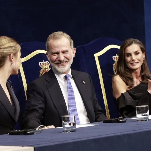 Le roi Felipe sourit à Leonor, fier et touché, tandis que Letizia applaudit le discours de sa fille. 