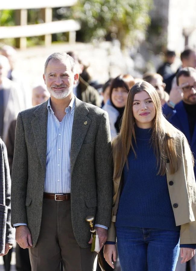 Infante Sofía avec son père au look confortable dans un trench-coat.