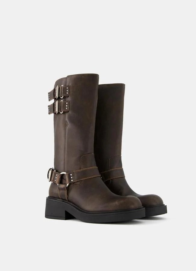 Boots marron à clous de Bershka, 59,99 euros.