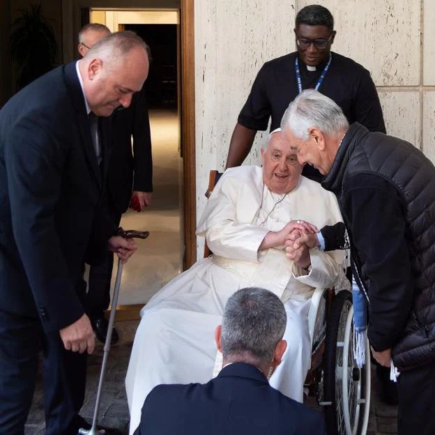 Le prêtre espagnol remet la chaire au pape François. 