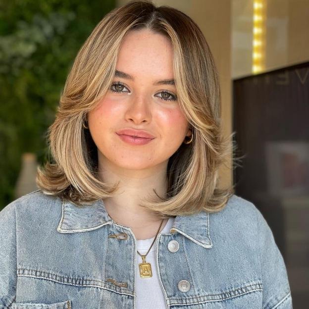 Influenceur avec coupe de cheveux pour le style minou au visage rond