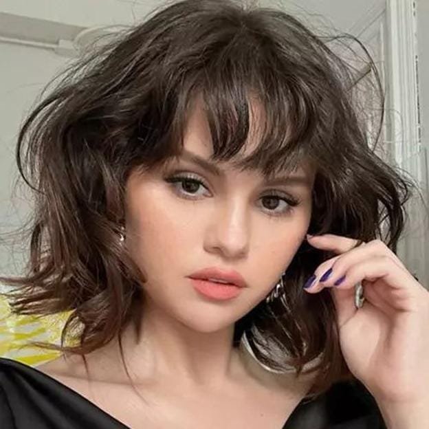 Selena Gómez avec une coupe de cheveux de loup pour visage rond