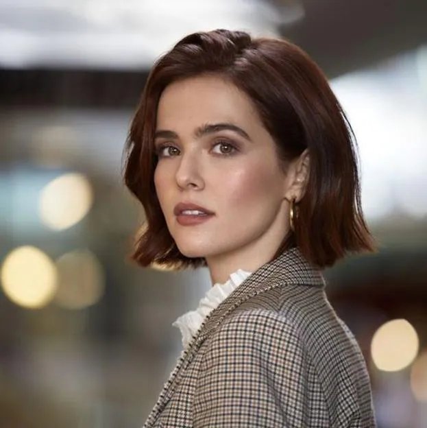 Zoey Deutch avec coupe de cheveux au carré pour visage rond