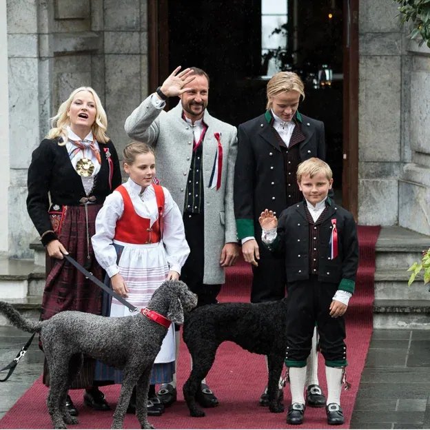 Une image familière de la famille royale norvégienne à des époques plus heureuses. 