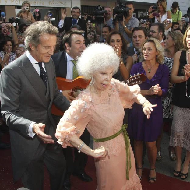 Cayetana Fitz James Stuart, duchesse d'Alba, et Alfonso Diez le jour de leur mariage, au palais Dueñas de Séville. 