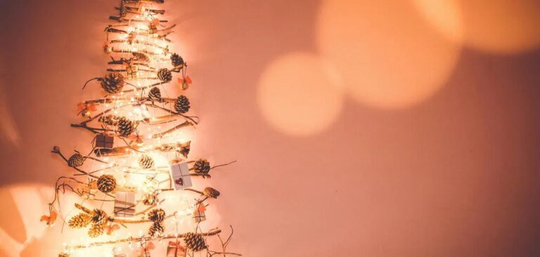 Les sapins de Noël muraux, la décoration qui balaye ces fêtes pour décorer les petits appartements