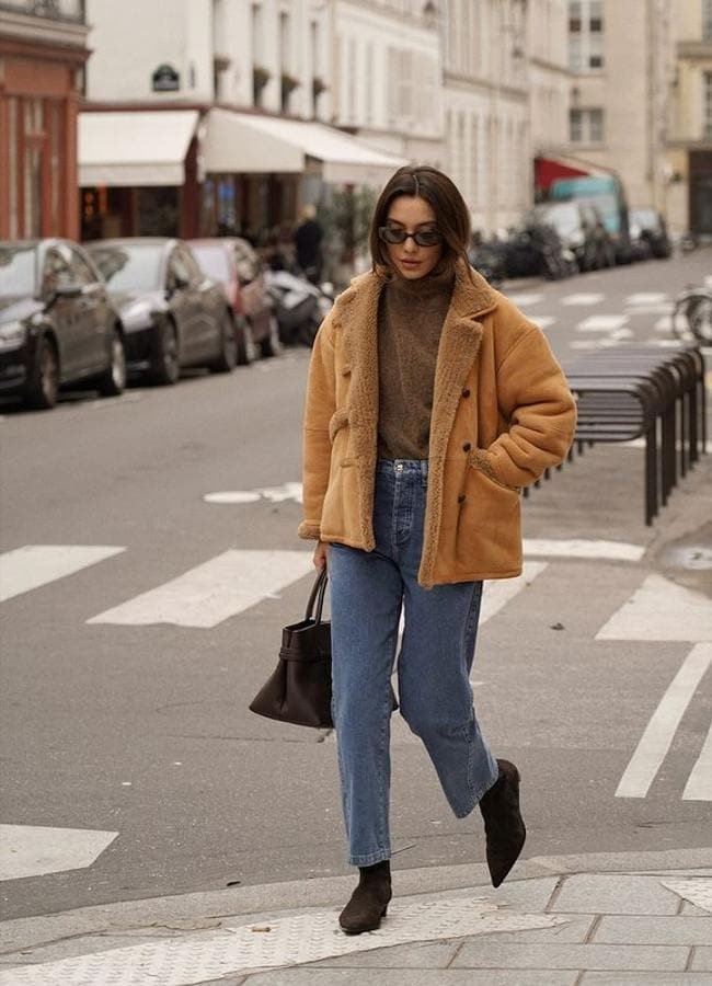 Influenceuse avec un look de bureau composé d'une veste en daim double face, d'un pull à col roulé et d'un jean/@wendyswan