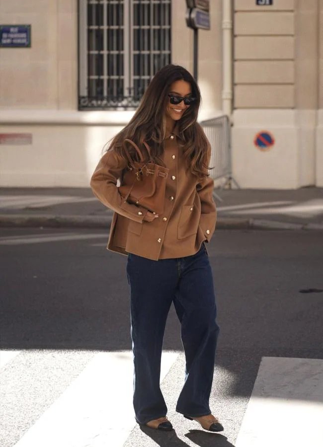 Influenceuse au look office avec jean baggy, veste camel et ballerines parisiennes/@wendyswan