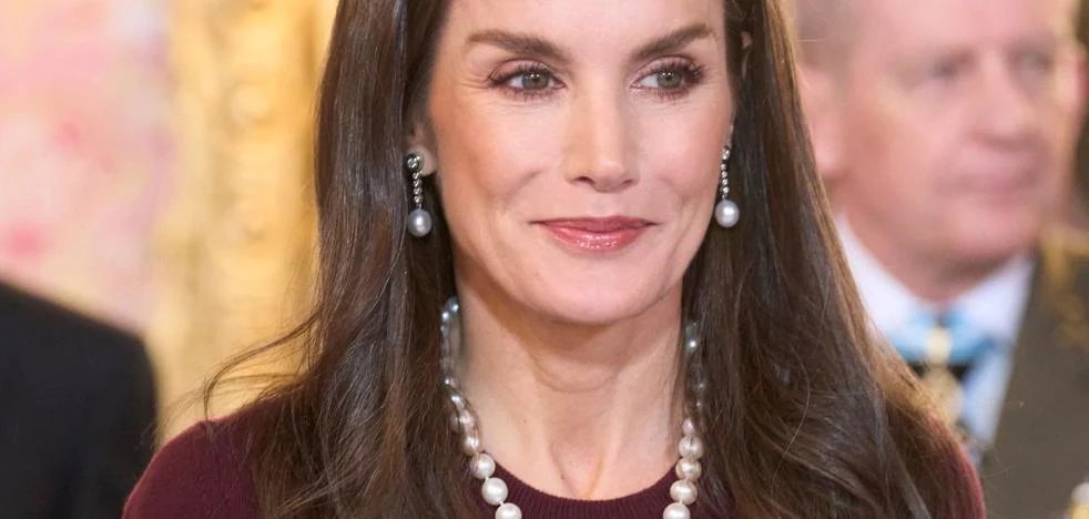 Le pouvoir du collier de perles, selon la reine Letizia : où acheter les plus beaux modèles