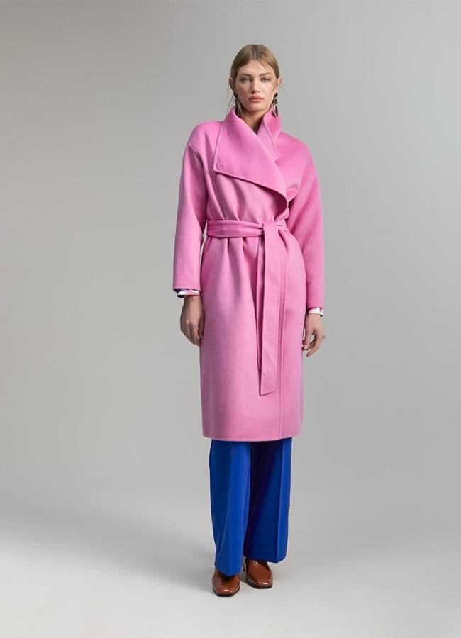 Le manteau rose de Lola Casademunt.