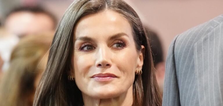 La reine Letizia présente un blazer Zara à guichets fermés au FITUR