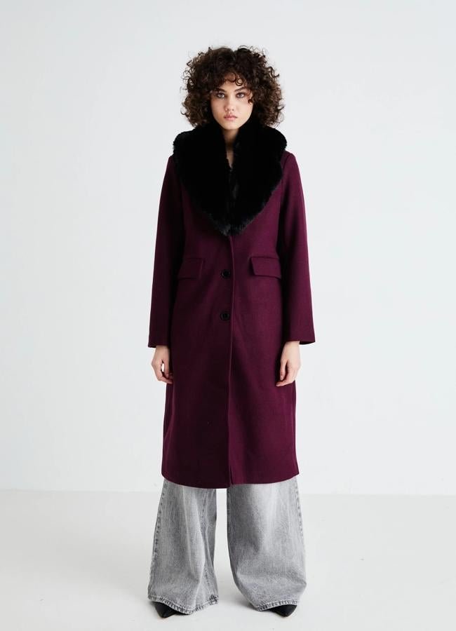 Manteau bordeaux avec cou de cheveux