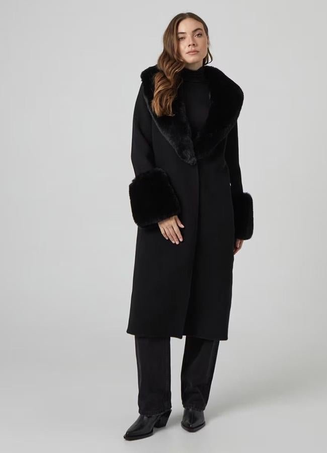 Long manteau noir avec cou de cheveux