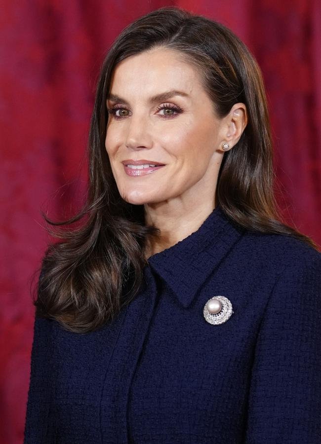 La broche perle amovible de la reine Letizia. Photo: images limitées.