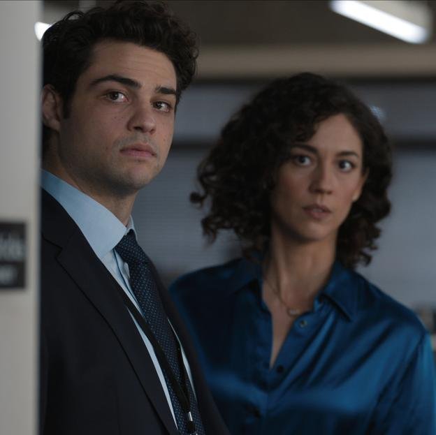 Noah Centineo et Kaylah Zander à une image de la production de Spies the New Employee.