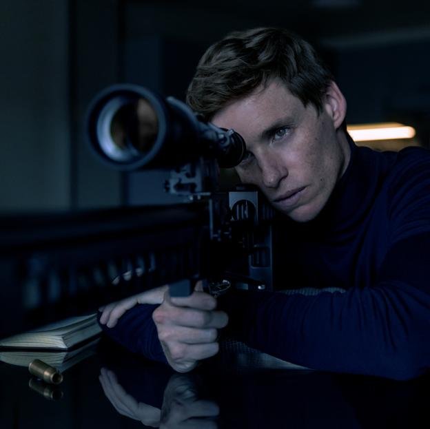 Eddie Redmayne à une image de la mini-série des espions, le jour du chacal (Chacal).