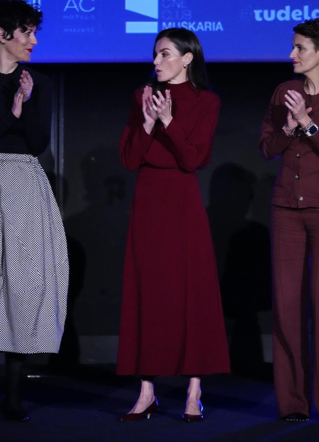 Queen Letizia avec la robe rouge foncé de Massimo Dutti. Photo: images limitées.