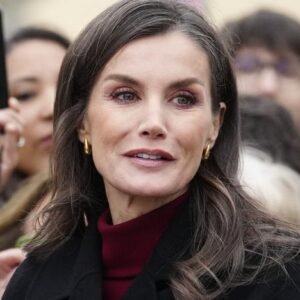 La reine Letizia balaie Tudela avec une robe rouge Massimo Dutti qui a été créée en 2020