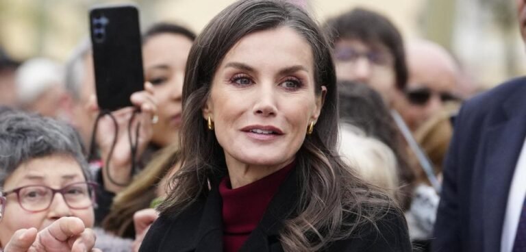 La reine Letizia balaie Tudela avec une robe rouge Massimo Dutti qui a été créée en 2020
