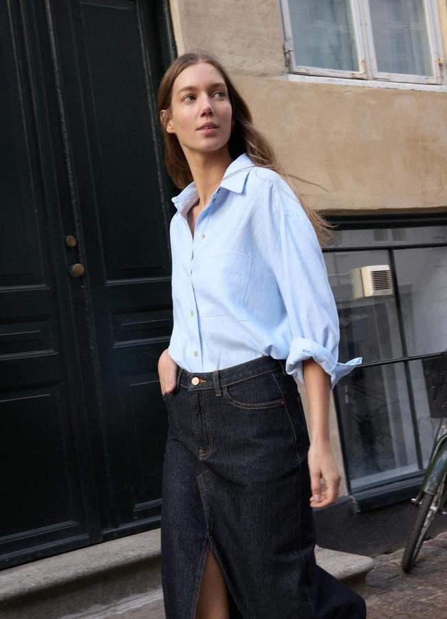 Look de base de Zara qui combine une chemise bleue et une jupe jupe midi