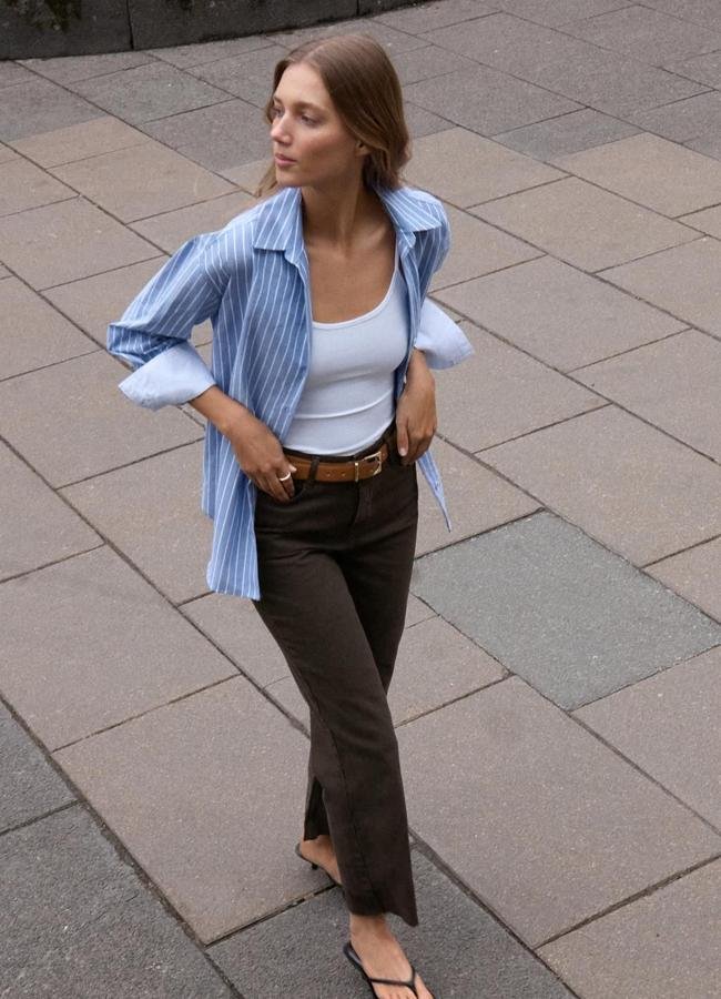 Look de base Zara qui mélange une chemise rayée, une T-shirt de base et un jean brun