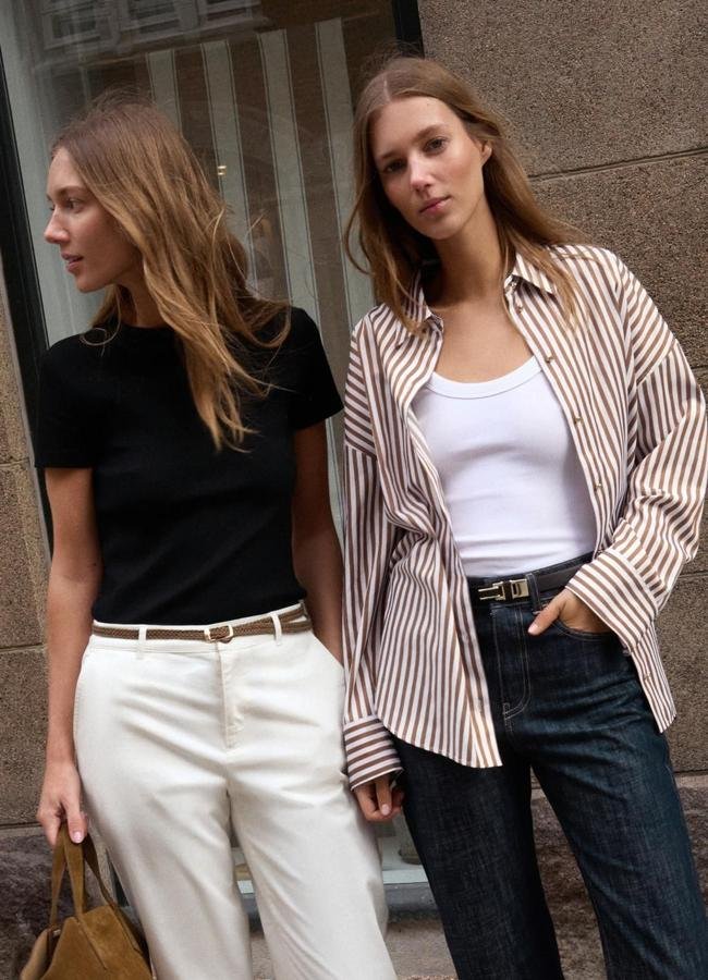 Looks de base Zara avec une chemise noire et un pantalon blanc et une chemise rayée avec un jean