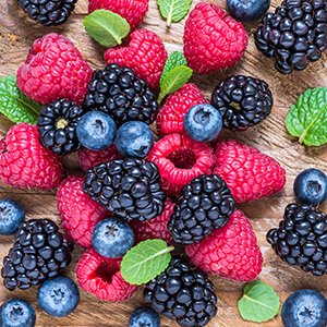 Mûres, framboises et myrtilles sur bois