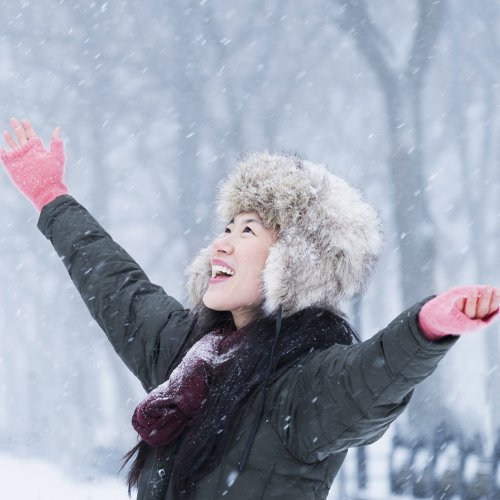 femmes asiatiques dans la neige en hiver