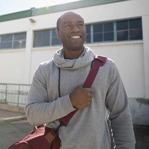 Homme américain africain, dehors, bâtiment, et, air heureux