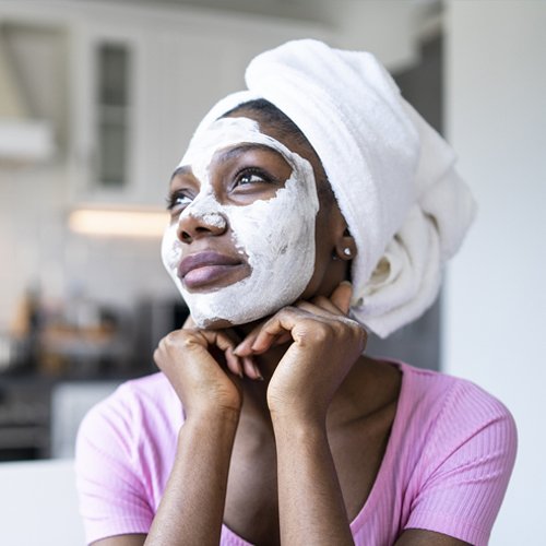 Femme noire faisant un soin du visage