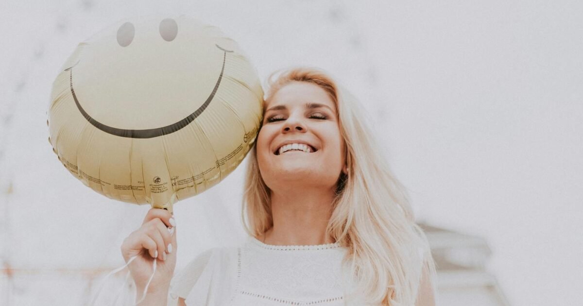 Aider les autres, la clé pour être heureux, selon les optimistes